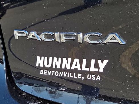 Used 2024 Chrysler Pacifica Touring-L image 12