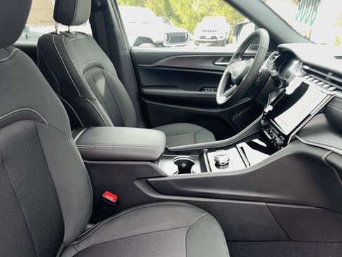 New 2025 Jeep Grand Cherokee L Laredo image 17