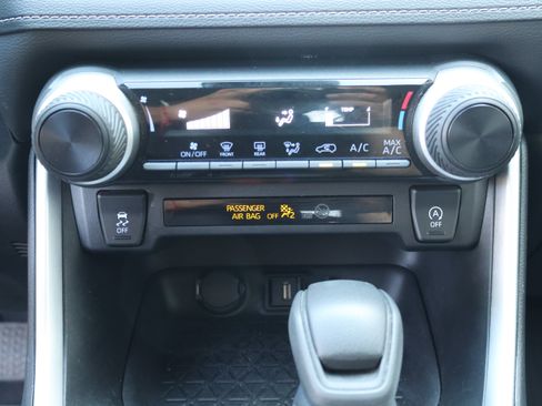 Used 2022 Toyota RAV4 LE AWD/4WD image 30