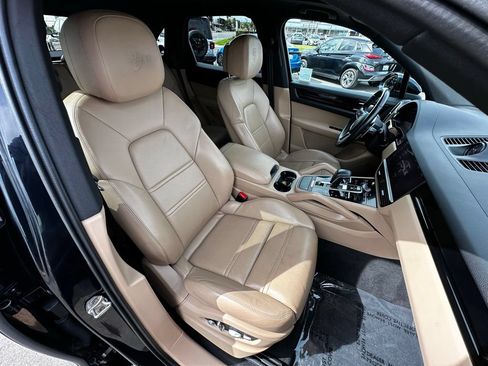 Used 2021 Porsche Cayenne AWD/4WD image 19