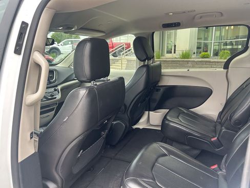 Used 2023 Chrysler Pacifica Touring-L FWD image 14