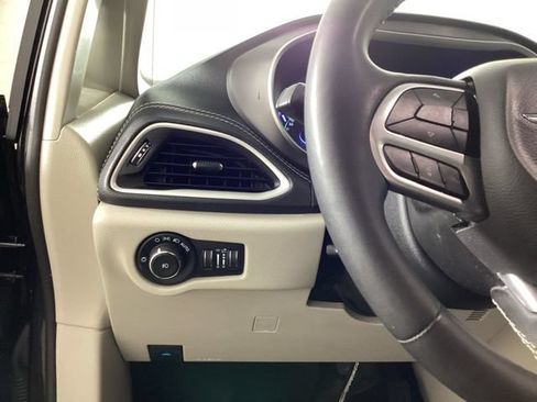 Used 2023 Chrysler Pacifica Touring-L FWD image 12