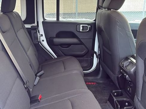 Used 2019 Jeep Wrangler Unlimited Sahara image 25