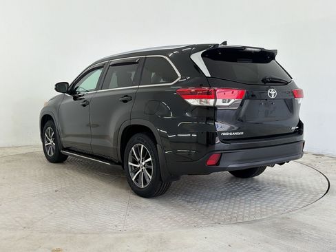 Used 2017 Toyota Highlander XLE AWD/4WD image 3