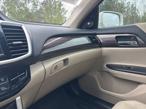 Used 2017 Honda Accord EX-L image 24