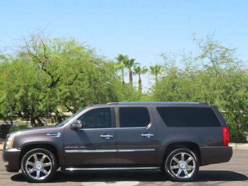 Used 2011 Cadillac Escalade ESV AWD image 2