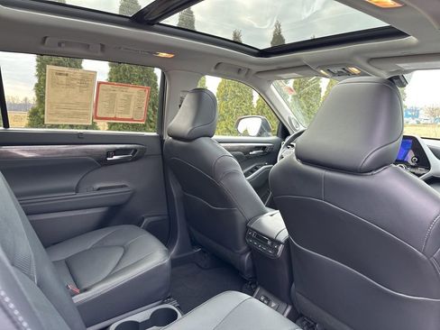 Certified 2025 Toyota Highlander Platinum image 40