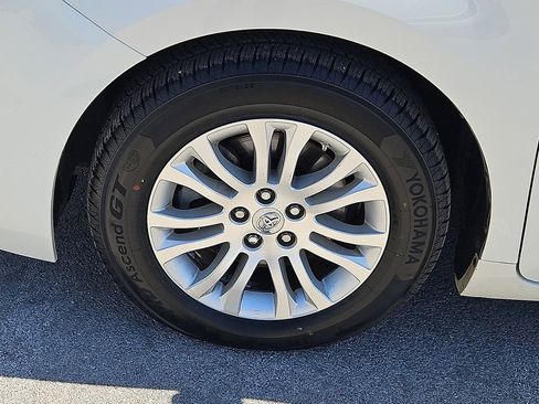 Used 2017 Toyota Sienna XLE w/ XLE Navigation Package FWD image 13