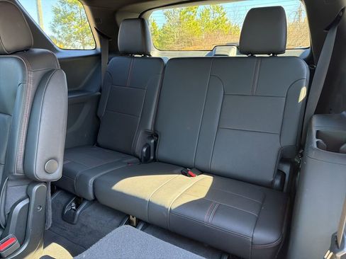 Used 2023 Chevrolet Traverse RS image 34