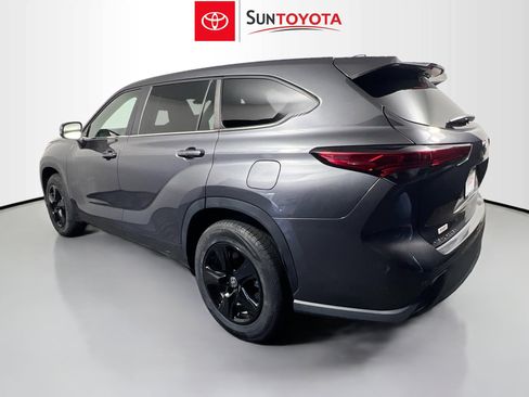 Used 2023 Toyota Highlander LE FWD image 6