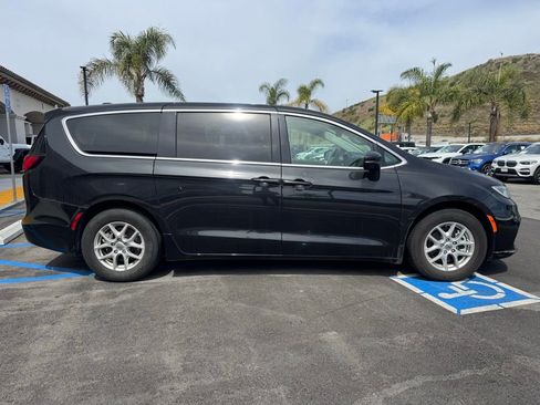 Certified 2023 Chrysler Pacifica Touring-L image 6