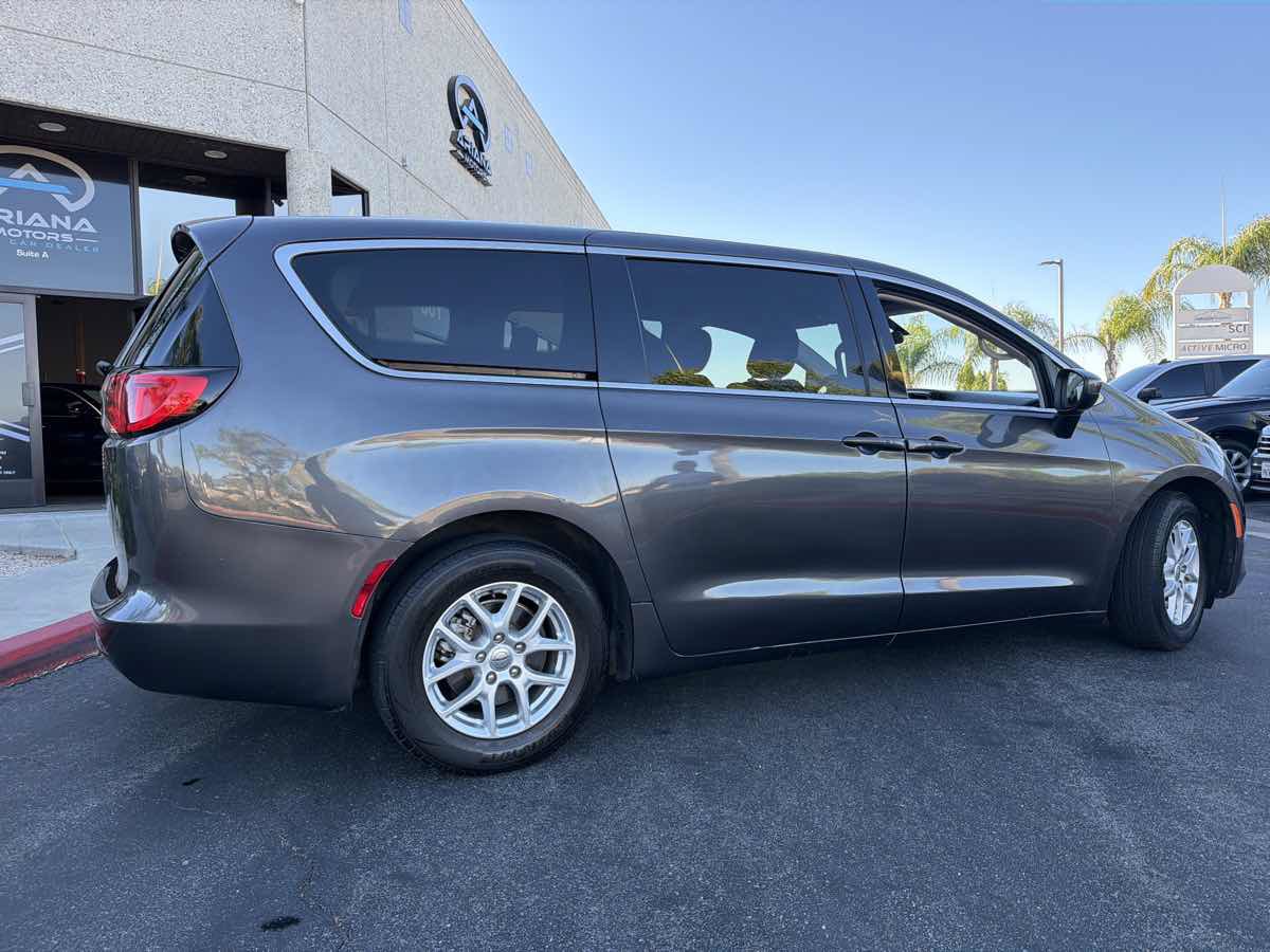 Used 2022 Chrysler Voyager LX FWD image 11