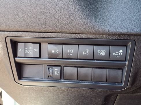 Used 2025 Toyota Tundra Limited AWD/4WD image 28