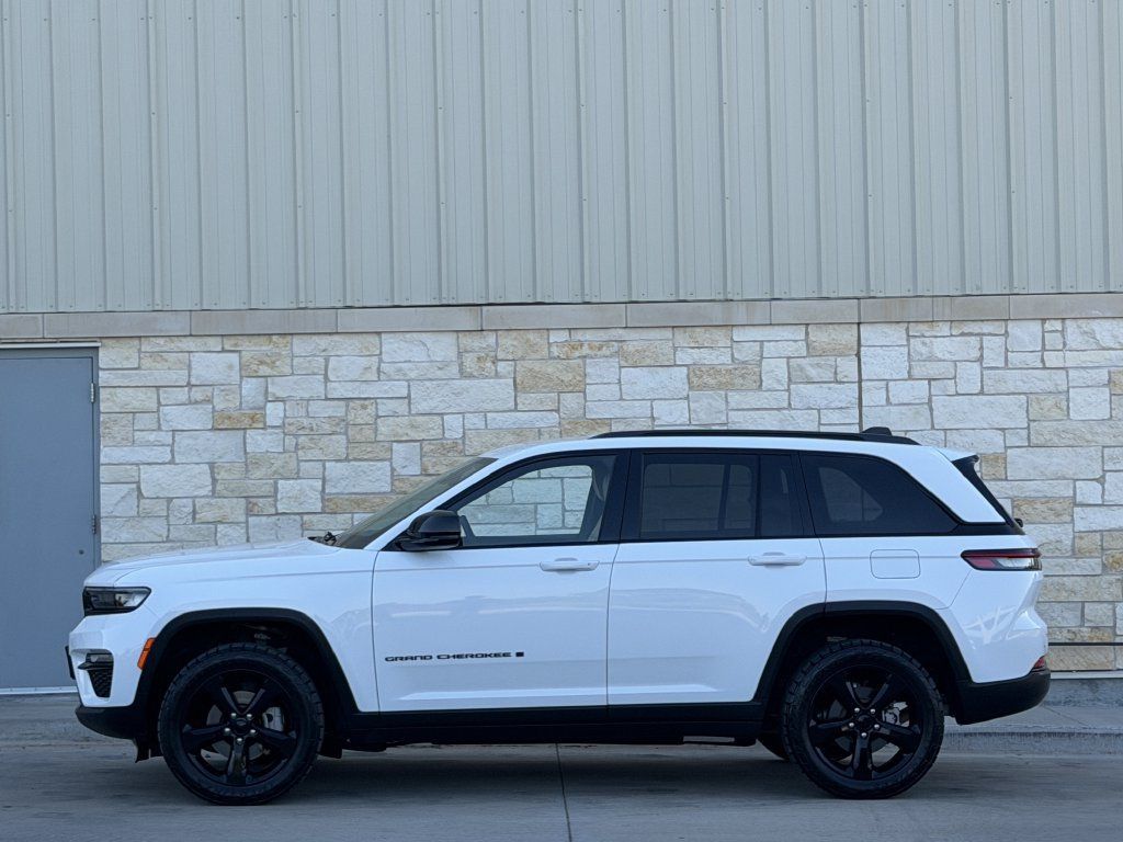 Used 2023 Jeep Grand Cherokee Limited w/ Black Appearance Package RWD image 3
