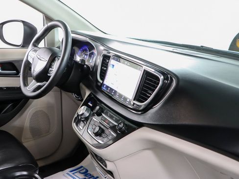 Used 2023 Chrysler Pacifica Touring-L FWD image 26