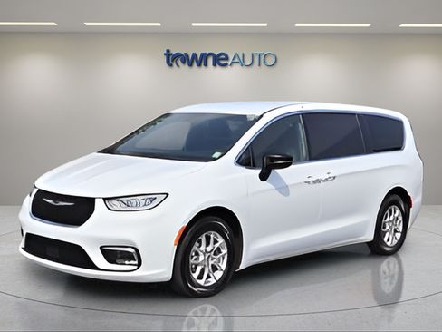 Used 2025 Chrysler Pacifica Select FWD image 3