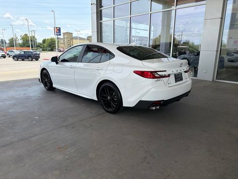 Used 2026 Toyota Camry SE FWD image 3