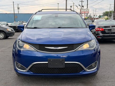 Used 2019 Chrysler Pacifica Touring-L FWD image 2