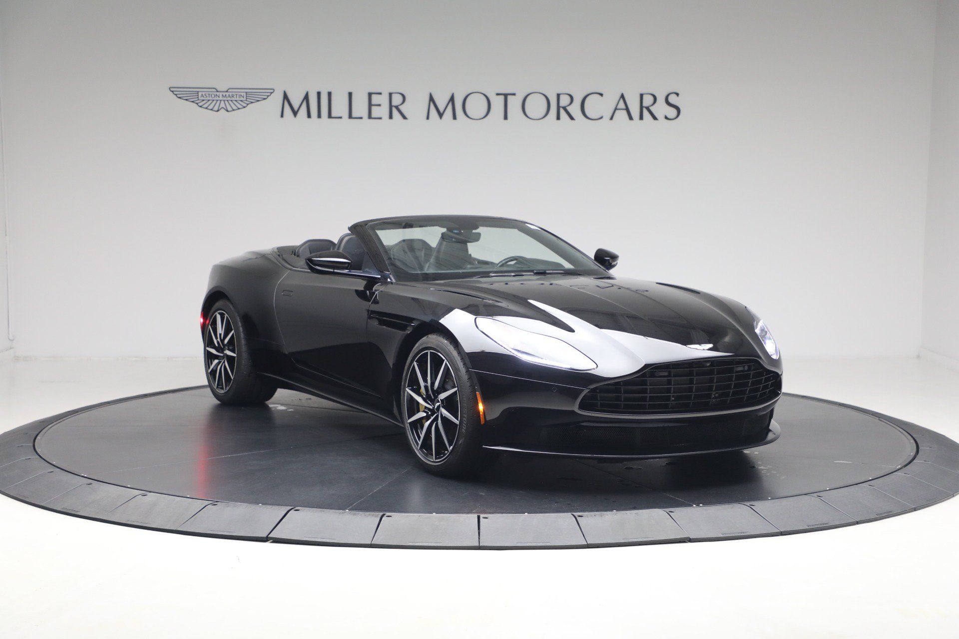 Used 2020 Aston Martin DB11 Volante RWD image 23
