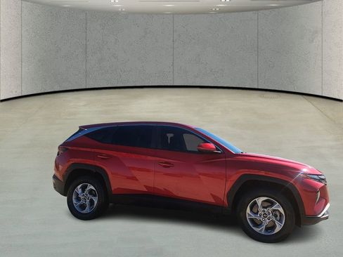 Used 2023 Hyundai Tucson SE image 3