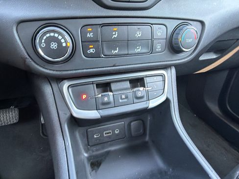 Used 2024 GMC Terrain SLE AWD/4WD image 31