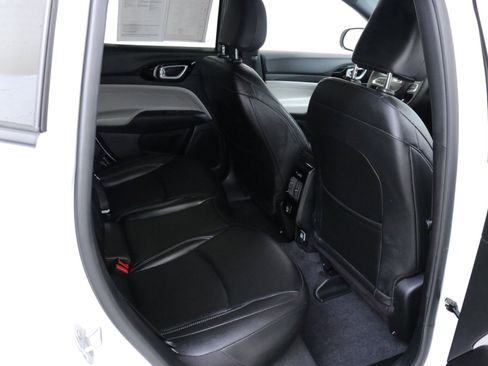 Used 2025 Jeep Compass Limited image 27