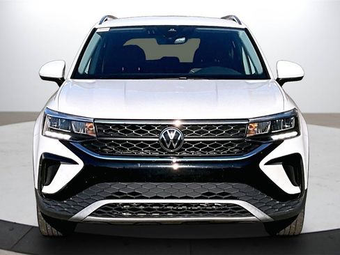 Used 2024 Volkswagen Taos SE image 3