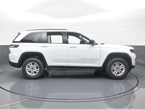 Used 2025 Jeep Grand Cherokee Laredo image 7