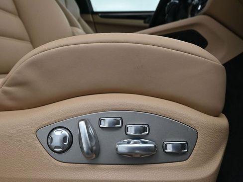 Certified 2026 Porsche Macan AWD/4WD image 15