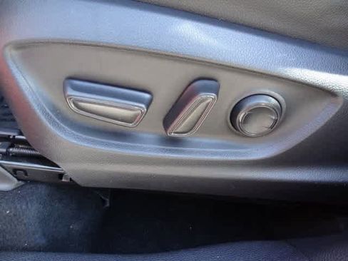 Used 2023 Toyota Corolla Cross XLE image 7