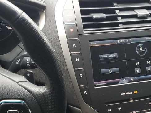 Used 2013 Lincoln MKZ image 25