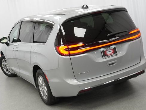 New 2026 Chrysler Pacifica Select image 11
