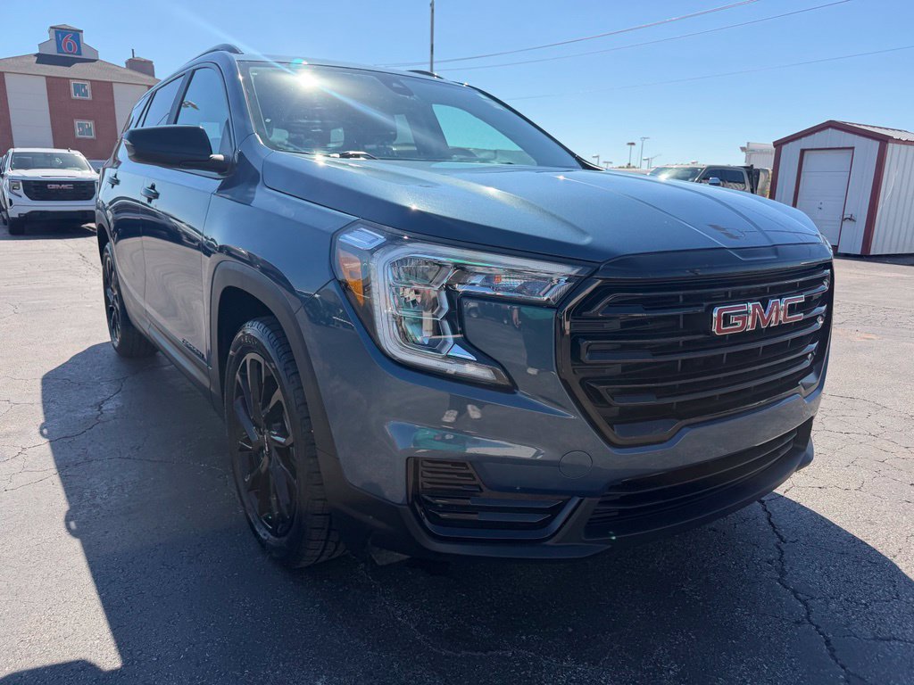 Used 2024 GMC Terrain SLE w/ Driver Convenience Package FWD image 5