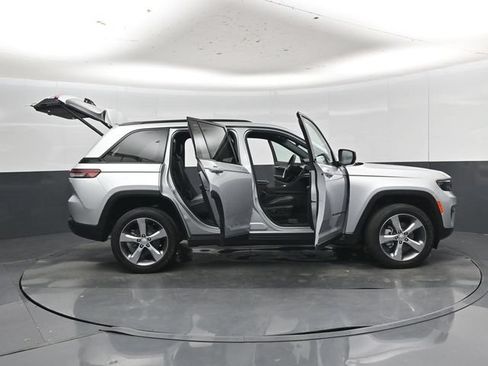 Used 2025 Jeep Grand Cherokee Limited w/ Black Appearance Package AWD/4WD image 60
