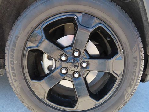 Used 2018 Jeep Grand Cherokee Laredo AWD/4WD image 11