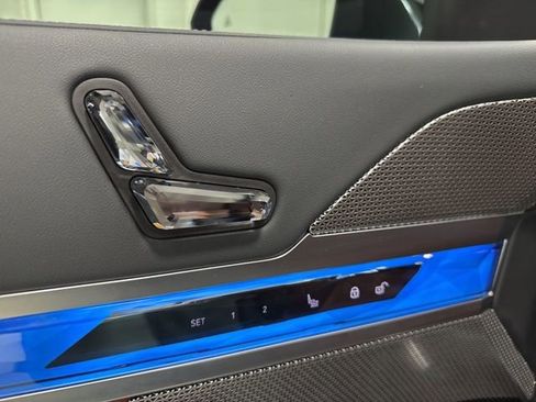 Used 2024 BMW i7 xDrive60 w/ Premium Package image 17