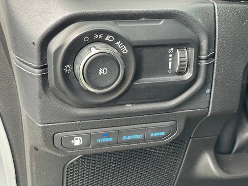 Used 2024 Jeep Wrangler Unlimited Sahara AWD/4WD image 19