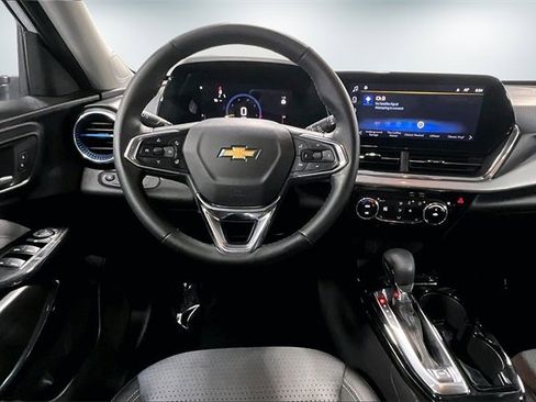 Used 2025 Chevrolet Trax LT w/ LT Convenience Package image 9