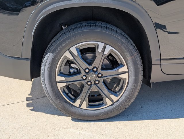 New 2027 Chevrolet Traverse LT w/ Sun and Wheel Package FWD image 3