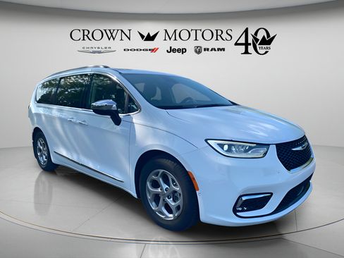 Used 2023 Chrysler Pacifica Limited w/ Trailer Tow Group FWD image 1