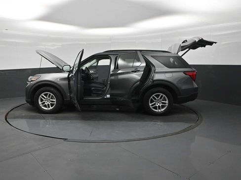 Used 2025 Ford Explorer Active AWD/4WD image 29