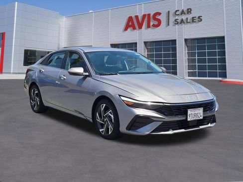 Used 2025 Hyundai Elantra SEL FWD image 3