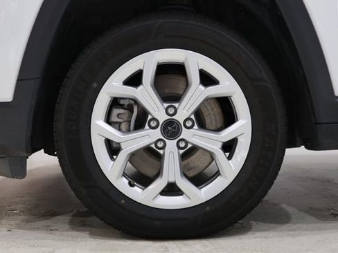 Used 2025 Jeep Compass Latitude w/ Sun & Sound Group AWD/4WD image 9