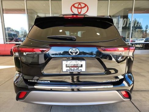 New 2026 Toyota Highlander Platinum image 9