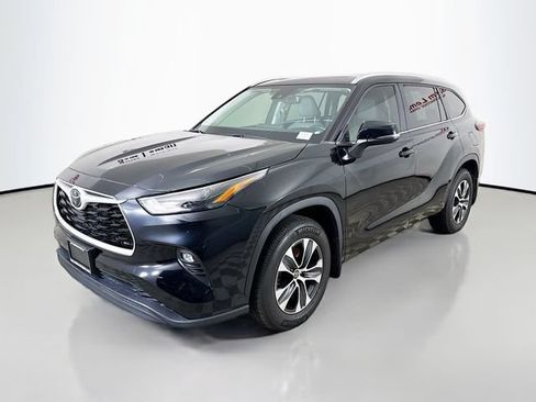 Used 2024 Toyota Highlander XLE FWD image 3