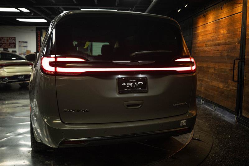 Used 2022 Chrysler Pacifica Limited FWD image 6