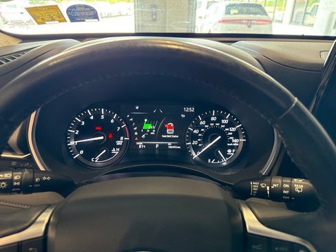 Used 2020 Toyota Highlander XLE FWD image 28