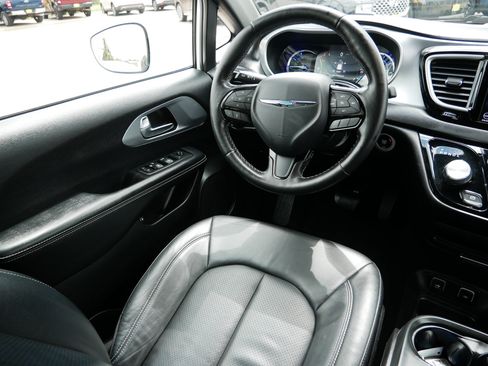 Used 2020 Chrysler Pacifica Touring-L w/ S Appearance Package FWD image 9
