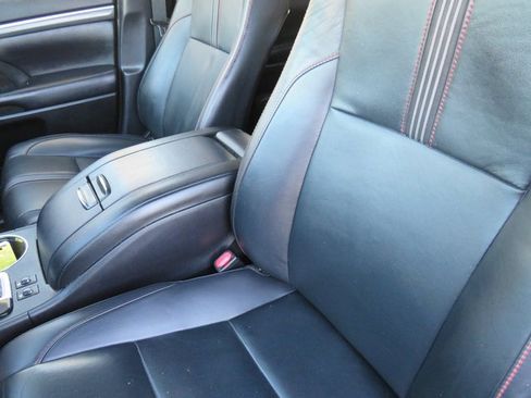 Used 2019 Toyota Highlander SE image 17