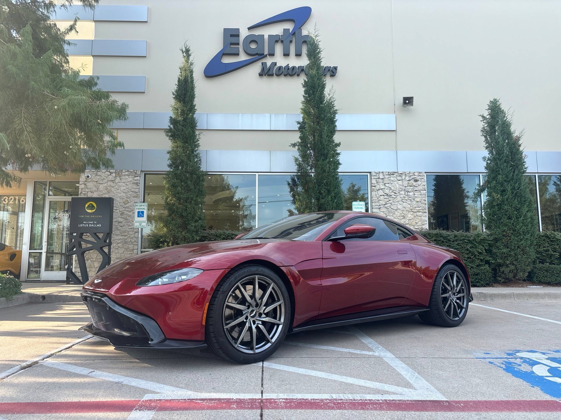 Used 2020 Aston Martin V8 Vantage Coupe RWD image 1